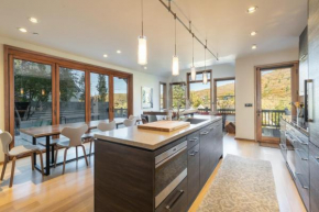 Walk to Skiing and Main, Spectacular Old Town 4BR Modern Home, Hot Tub, Fireplace, Outdoor firepit